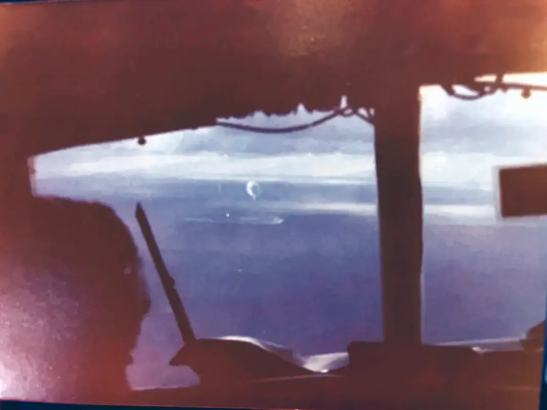 ufo-over-the-sea-of-japan-cerca-1980-v0-p4b6c569lsof1