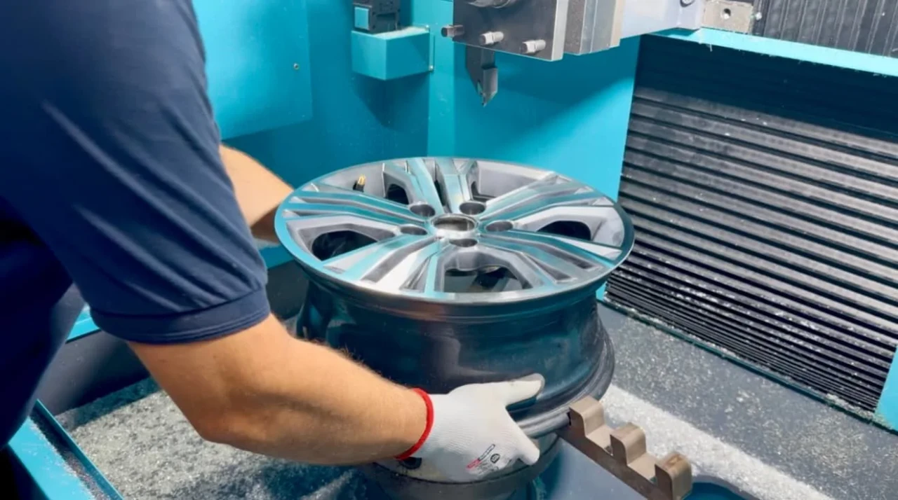 Réparation d'une jante aluminium dans l'atelier Chanas Auto, à Chanas