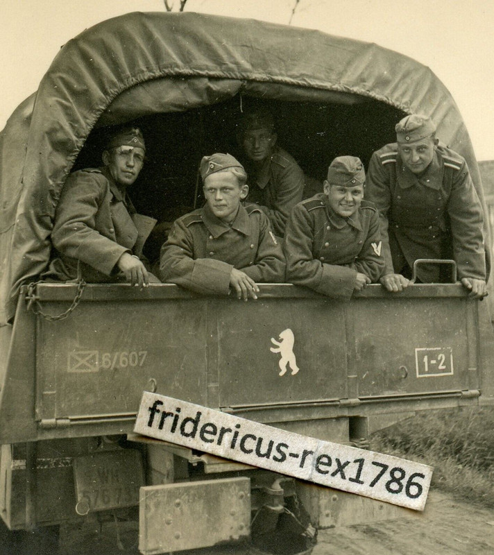 Foto WH Ostfront LKW mit Soldaten Berliner Bär Kennung Wappen
