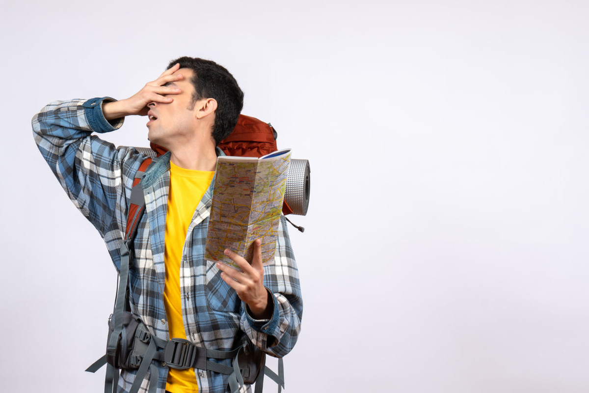 مسافر تبدو عليه ملامح القلق، يمسك بخريطة العالم ويحجب وجهه بيده، وكأنه يبحث عن طريق الخروج من متاهة السفر.
.
