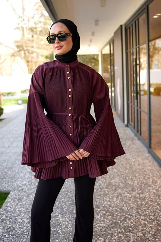 بلوزة طويلة بأكمام واسعة باللون النبيذي تجمع بين الراحة والإحتشام للمحجبات العصريات. بلوزة طويلة بأكمام واسعة باللون النبيذي تجمع بين الراحة والإحتشام للمحجبات العصريات.