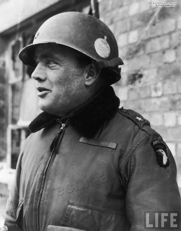El general estadounidense Anthony McAuliffe, comandante de la 101 aerotransportada en Bastogne durante la Batalla de las Ardenas