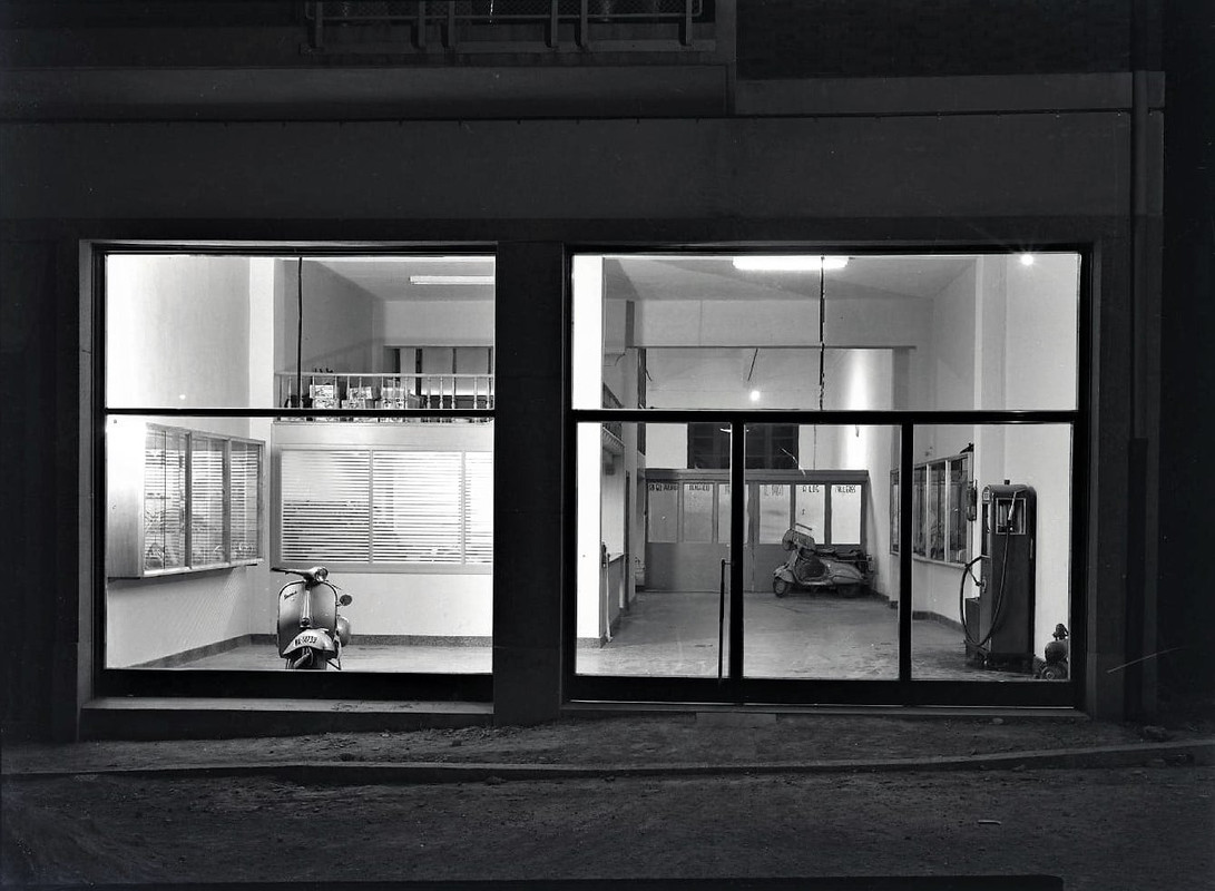 Años 50-60. Concesionario y taller de motos Vespa. (Galle)