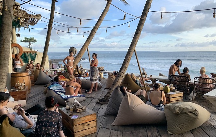 Ilustrasi beach club di Canggu, Bali yang dipenuhi wisatawan.