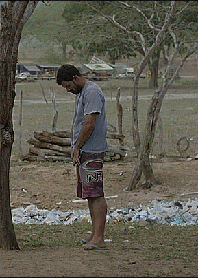 juliano-cazarr-ator-globo-global-pelado-nu-sem-roupa-mijando-urinando-pau-p-nis-pinto.gif