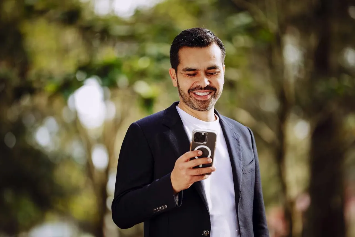 Arremete Álvarez Máynez contra Alito Moreno por excentricidades y lujos