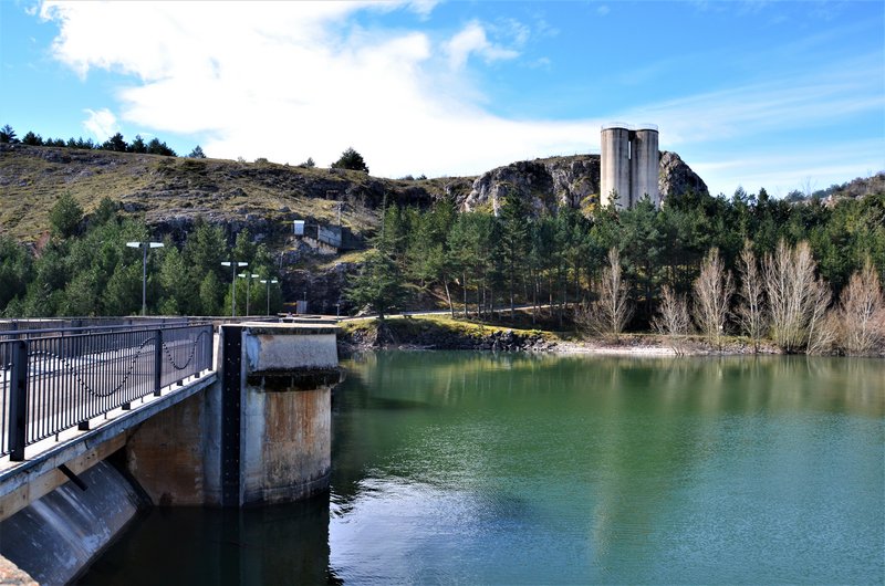 EMBALSE Y CASTILLO DE AGUILAR DE CAMPOO-4-4-2014-PALENCIA - Paseando por España-1991/2016 (16)