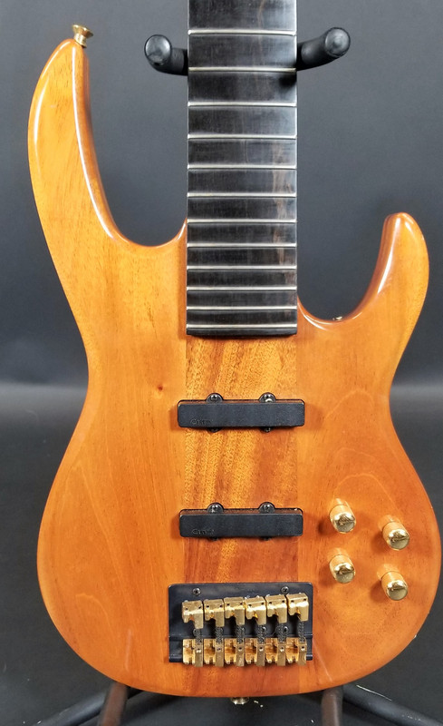 Baixo Carvin LB76 Made in USA 01