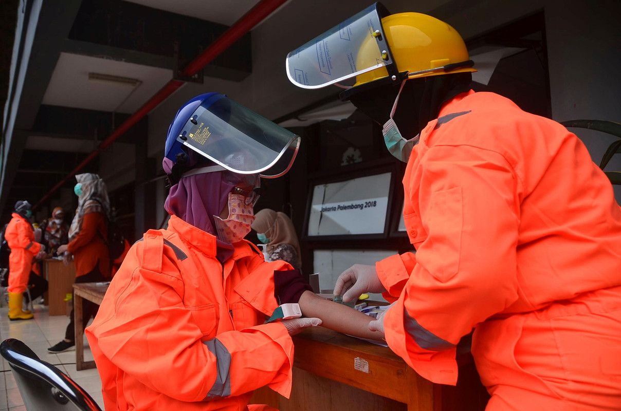 Petugas kesehatan melakukan rapid test Covid-19 massal di Stadion Patriot, Bekasi, Jawa Barat, Rabu (25/3/2020). Rapid test massal tersebut dilakukan terhadap orang-orang yang berisiko tinggi terpapar dan dimaksudkan untuk mengidentifikasi penyebaran virus corona atau Covid-19. 