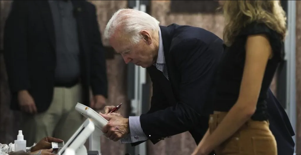 Joe Biden emite su voto anticipado en las elecciones intermedias de EU