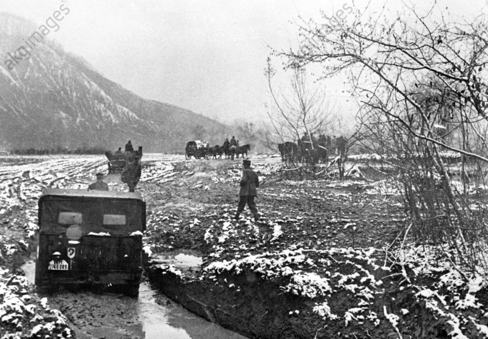 Schlamm und Nässe auf allen Wegen. Die Kraftfahrer, durch die Erfahrungen des bisherigen Ostfeldzuge