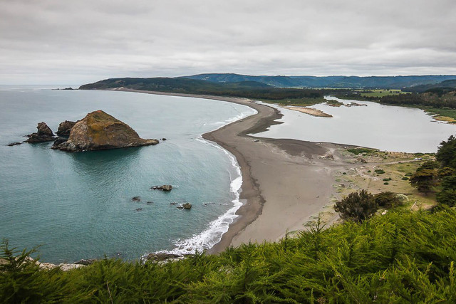 Playa, laguna y roca en el mar vistas desde lo alto en la costa de Litueche