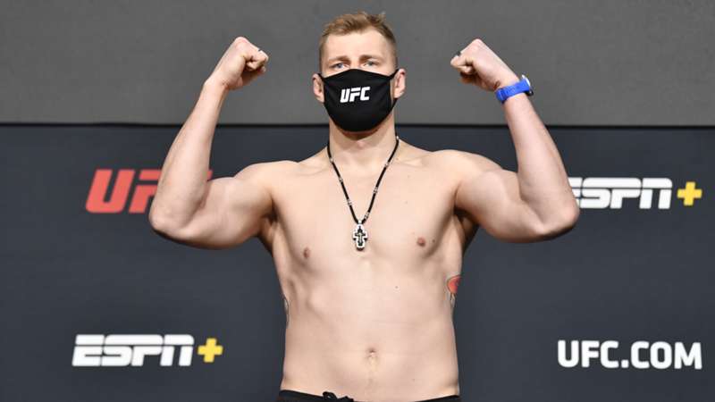 Александър Волков поднови своя договор с UFC