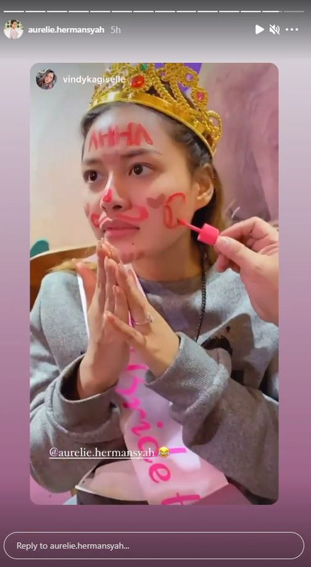 Momen Aurel Hermansyah mendapatkan kejutan bridal shower