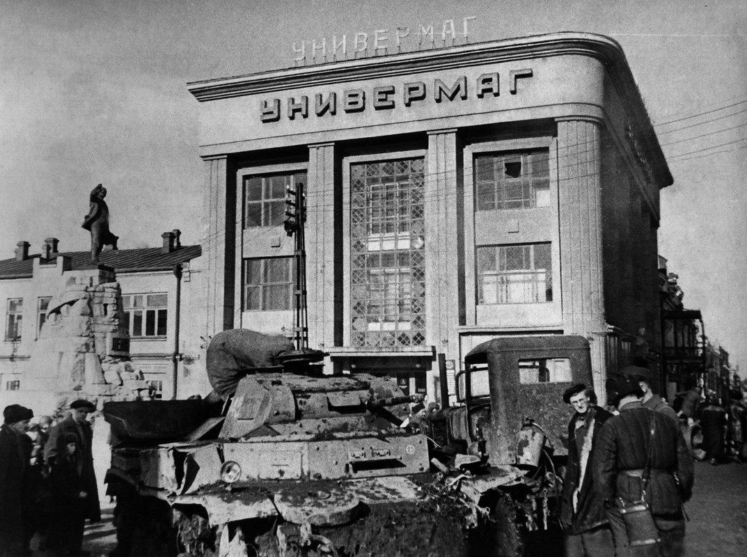 Жители Орджоникидзе (ныне Владикавказ) на Театральной площади (с 1957 года — площадь им. В.И. Ленина