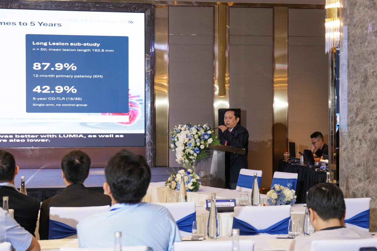 Các đại biểu và đồng nghiệp chúc mừng thành công rực rỡ của hội nghị