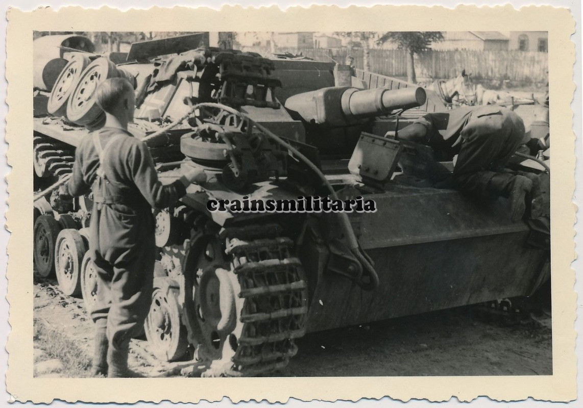 Orig. Foto Soldaten mit StuG III Sturmgeschütz Panzer