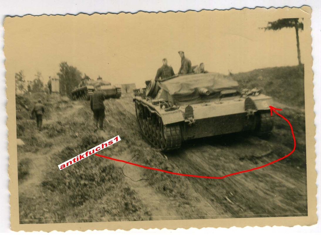Panzer-Sturmgeschütze mit Wappen beim Front-Eins