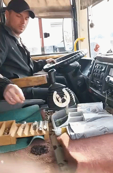 8wv7j-Z8j-Si2fm4DW.gif