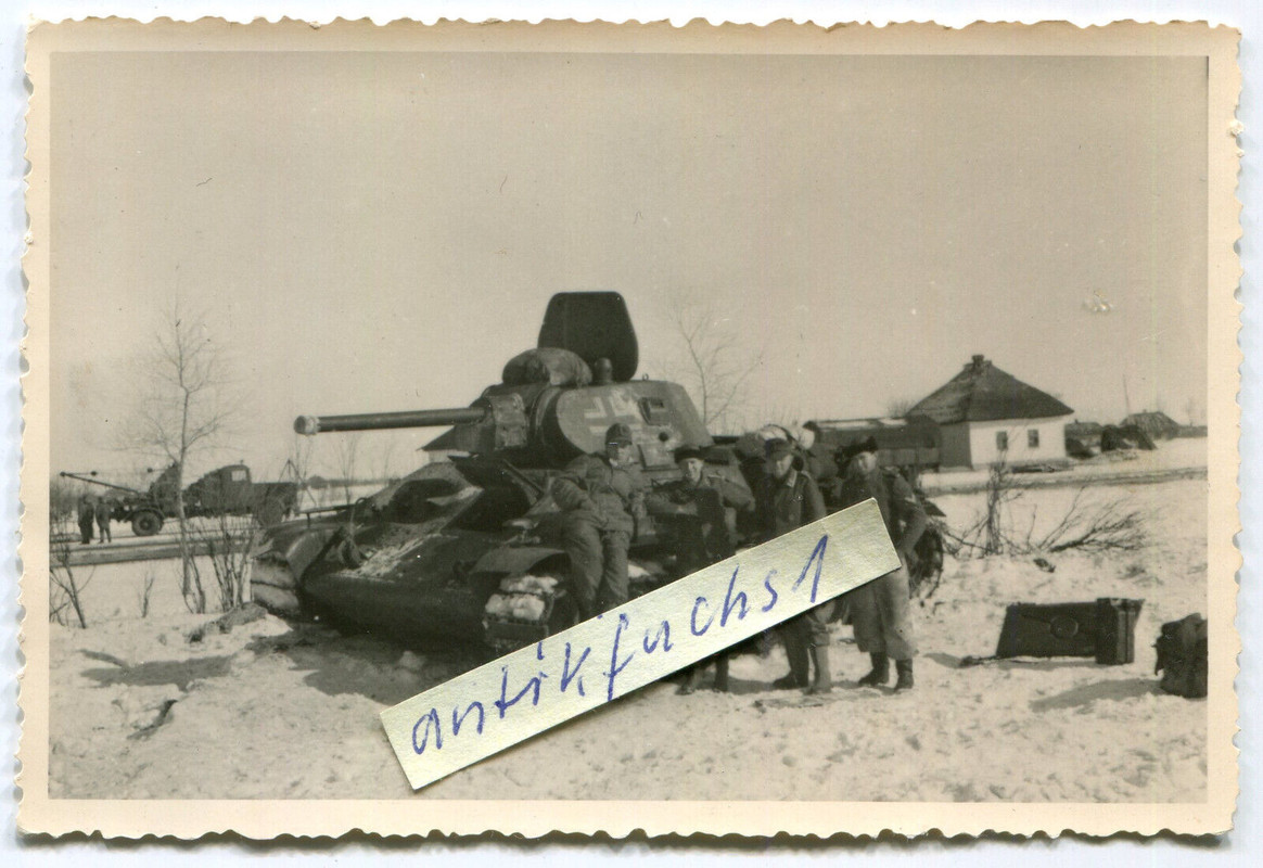 Beute Panzer T-34 aus Rußland mit Balkenkreuz und WH-Besatzung im 2.WK