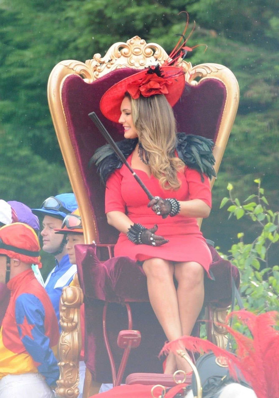 Kelly-Brook-Upskirt-955