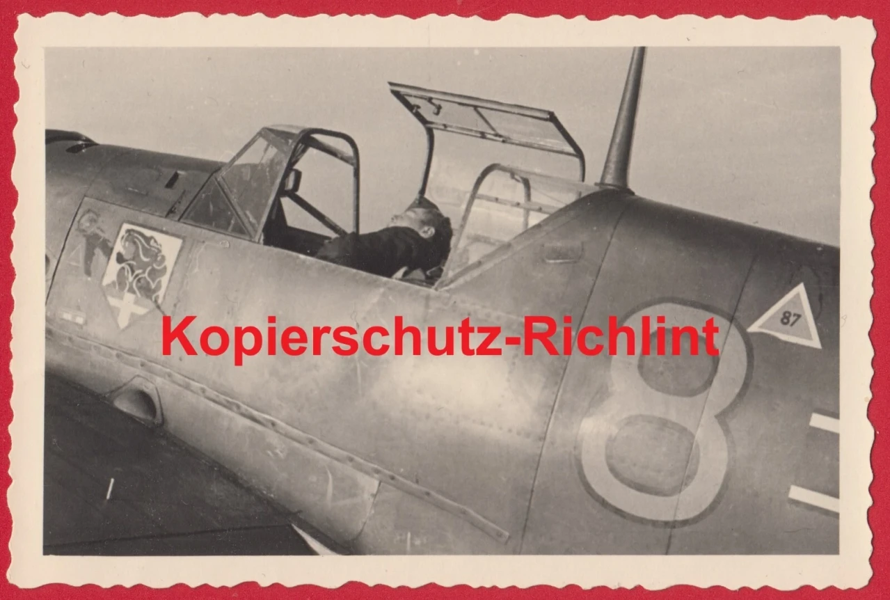 org Foto Wehrmacht Flugzeug Messerschmitt Bf Me 109 Staffelwappen Pilot schläft