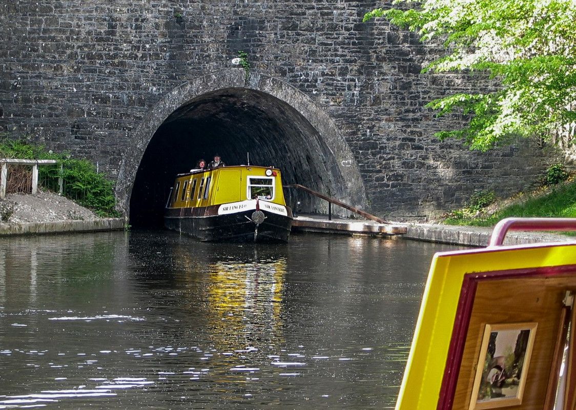 yellow-narrowboat.jpg