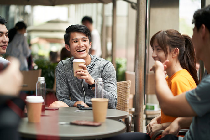 Anak muda minum kopi kekinian setiap pagi