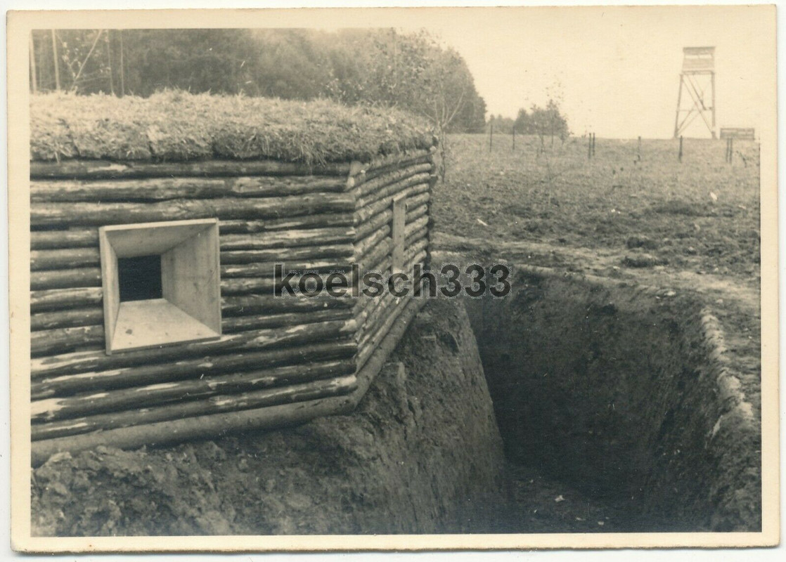 Foto Bunker aus Baumstämmen mit Schießscharte und Graben an der Ostfront ... !