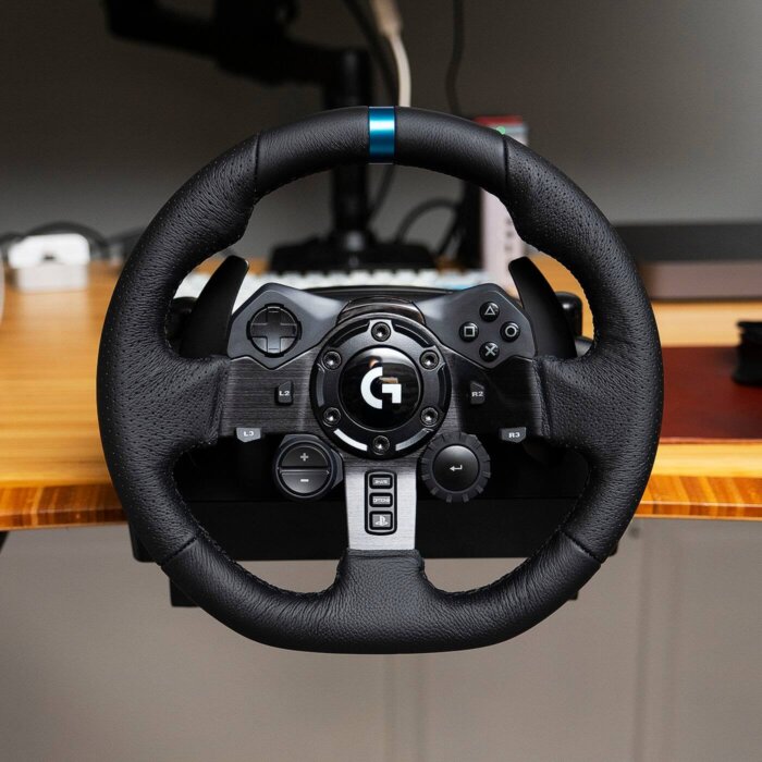 Volante Logitech G923 con pedales en simulador de carreras mostrando TRUEFORCE