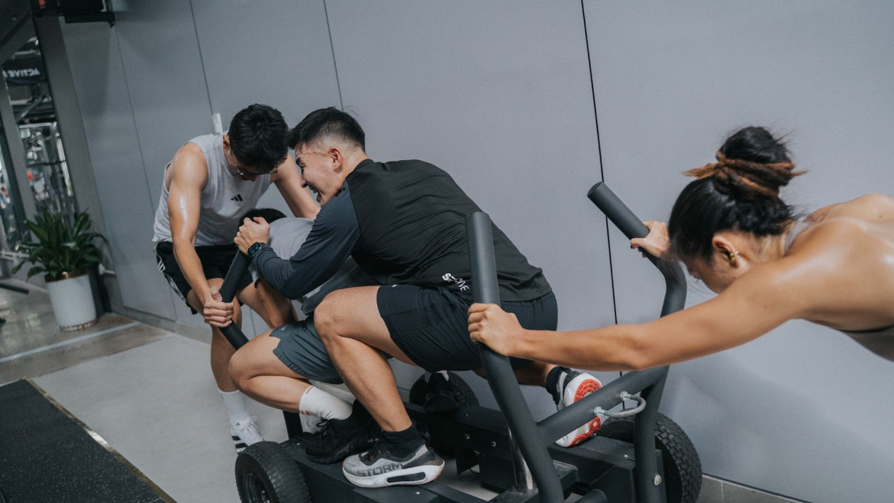 Nhóm học viên cùng đẩy sled cường độ cao tại Active Fox