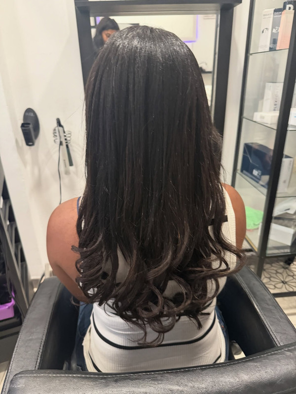 Morena con pelo rizado.