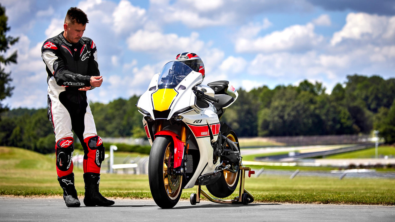 2022-Yamaha-YZF1000R1SV1-EU-Anniversary_White-Static-004-03