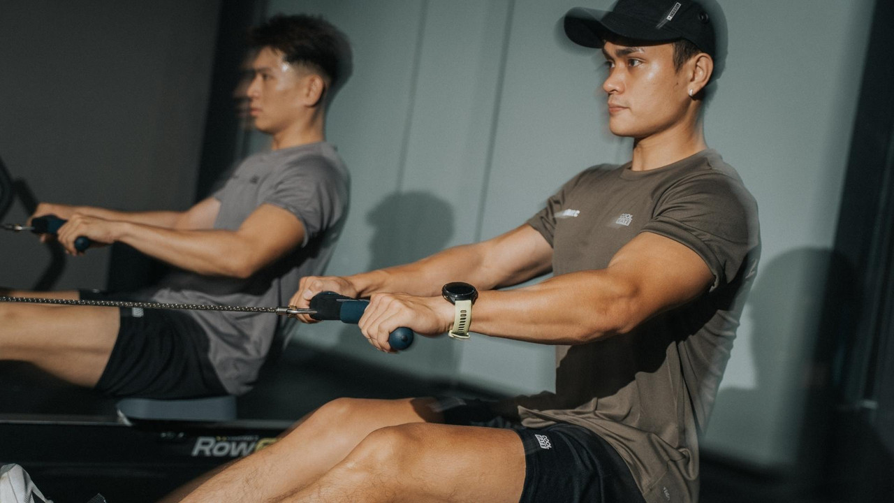 Hai học viên tập kéo cáp trên máy RowGear tại phòng gym Active Fox, rèn sức mạnh và sức bền trong Hyrox