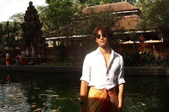 Potret Apo Nattawin saat liburan ke Bali.