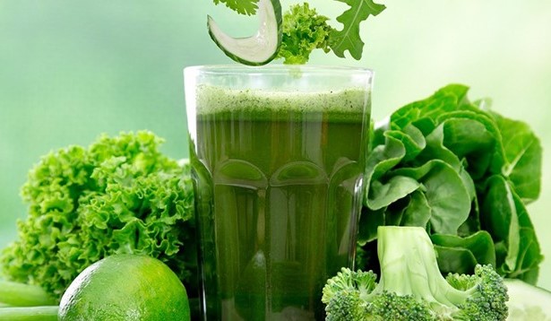 Zeleni smuti od povrća u staklenoj čaši