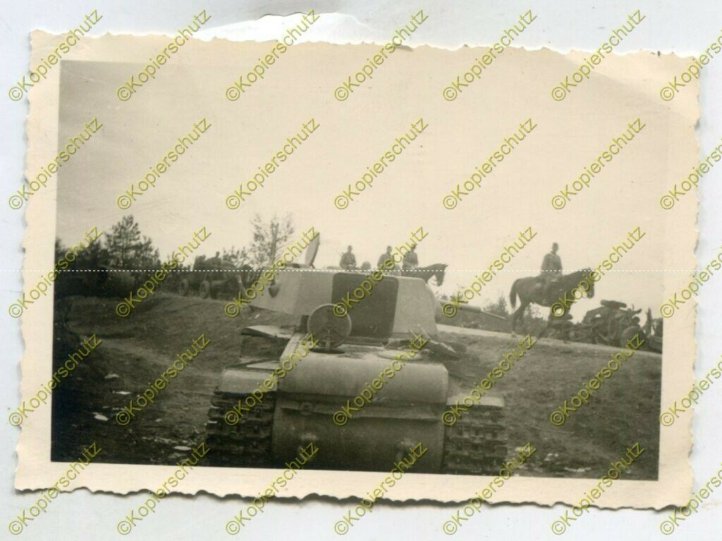 Foto, Wehrmacht, Soldaten reiten an einem zerstörten Panzer vorb