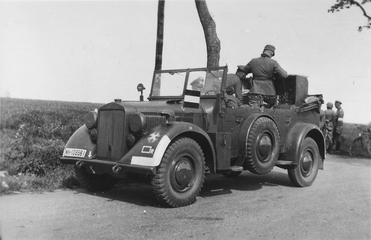 Автомобиль «Хорьх-901» (Horch 901) штаба 71-й пехотной дивизии вермахта на дороге.