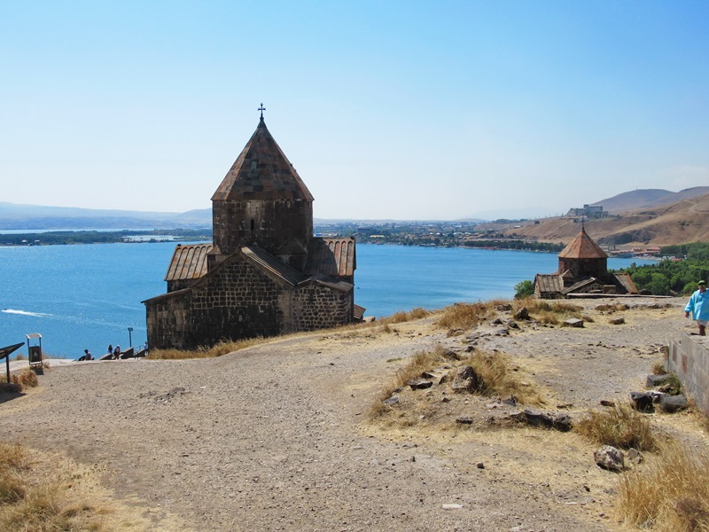 Армения - страна храмов, гор, камней и...