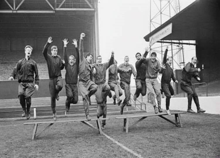 [Image: A-group-of-Nottingham-Forest-players-tra...Ground.jpg]