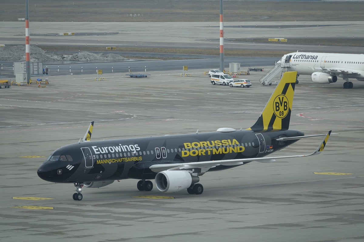 A320-214 (SL)Eurowings D-AEWM links (BVB FanAirbus Livery) 28.2.25 BER 1