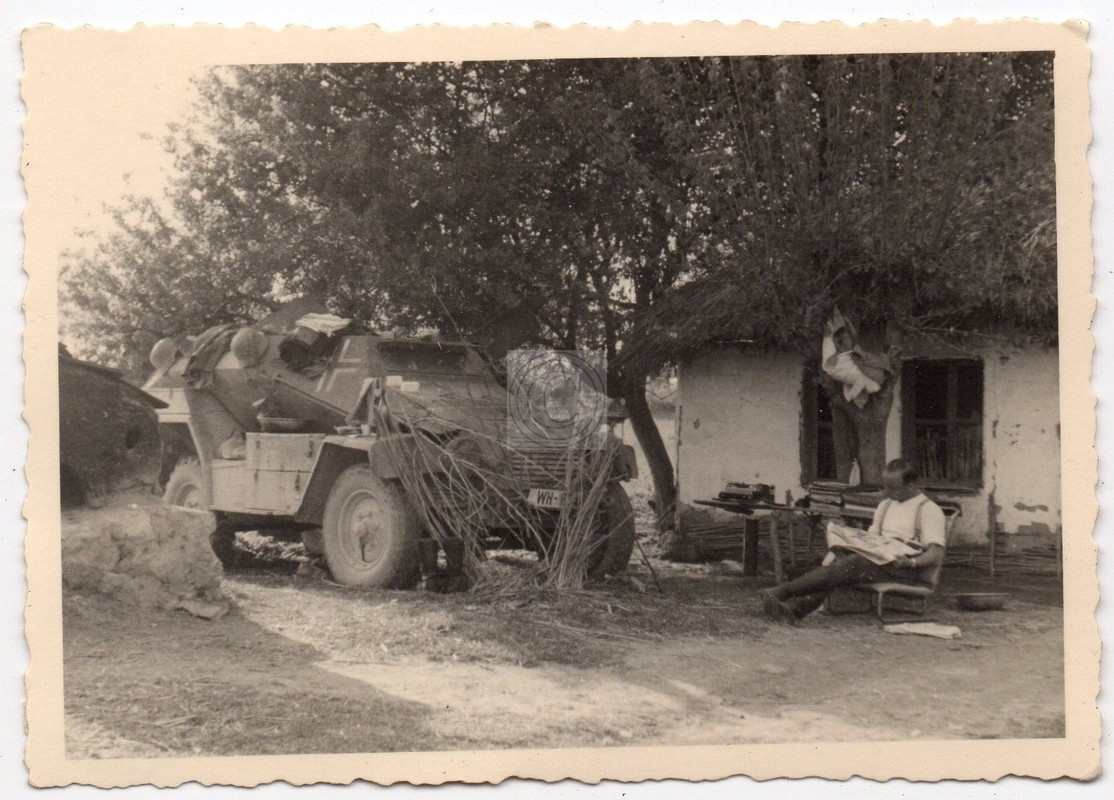 Panzer Tank Spähpanzer unter Baum getarnt Rast Z