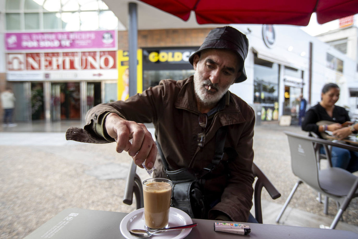 [Tomando café en una terraza]