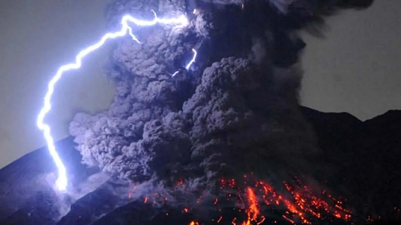 Volcán Sakurajima en Japón tuvo doble erupción y puso en alerta al país: video
