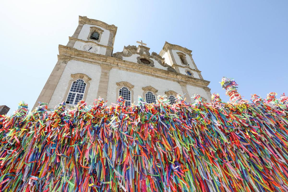 A famosa fachada da Igreja do Bonfim com suas fitinhas coloridas.