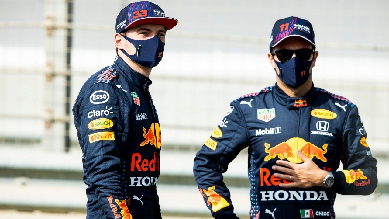 Revelan la gran diferencia salarial entre Max Verstappen y Checo Pérez