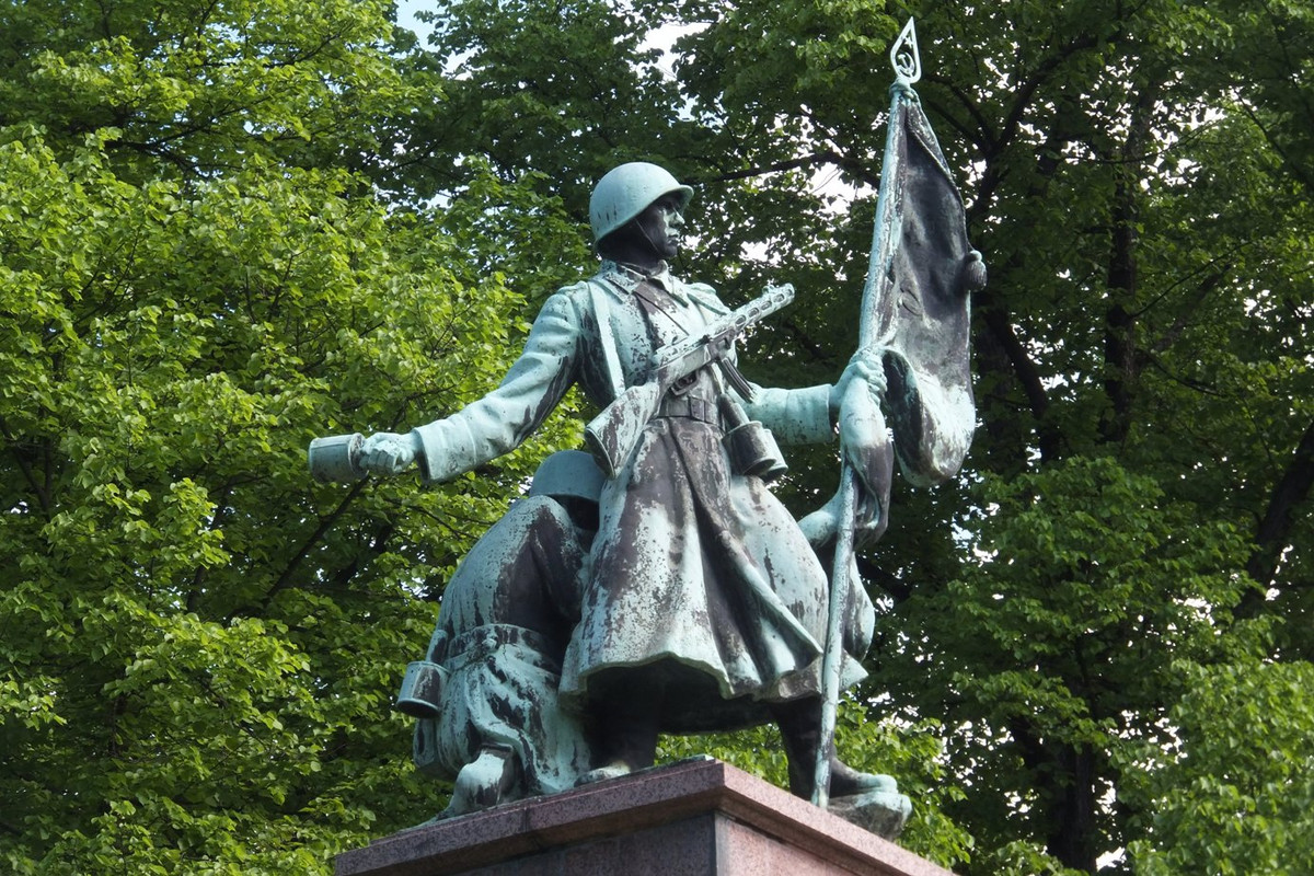 Bild: https://i.postimg.cc/1zhZvfJ5/statue-12.jpg