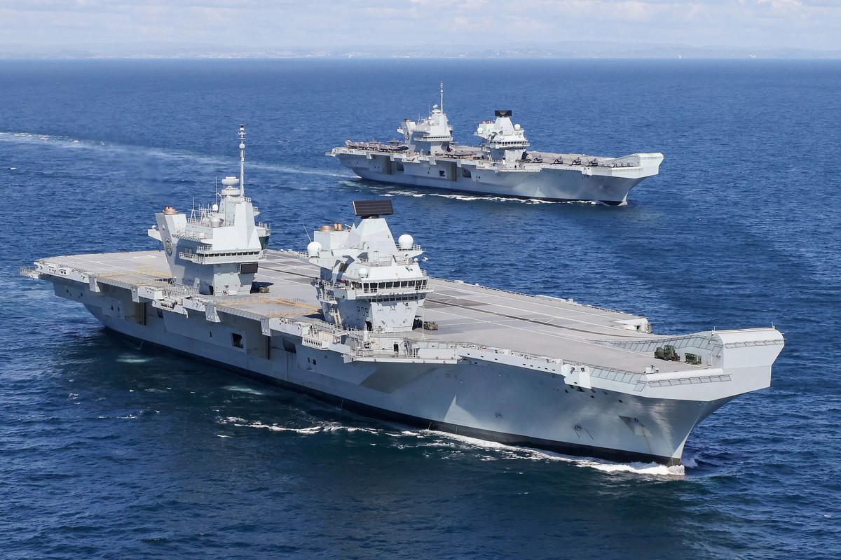 Prince of Wales (R.09), на первом плане, и HMS Queen Elizabeth 19 мая 2021