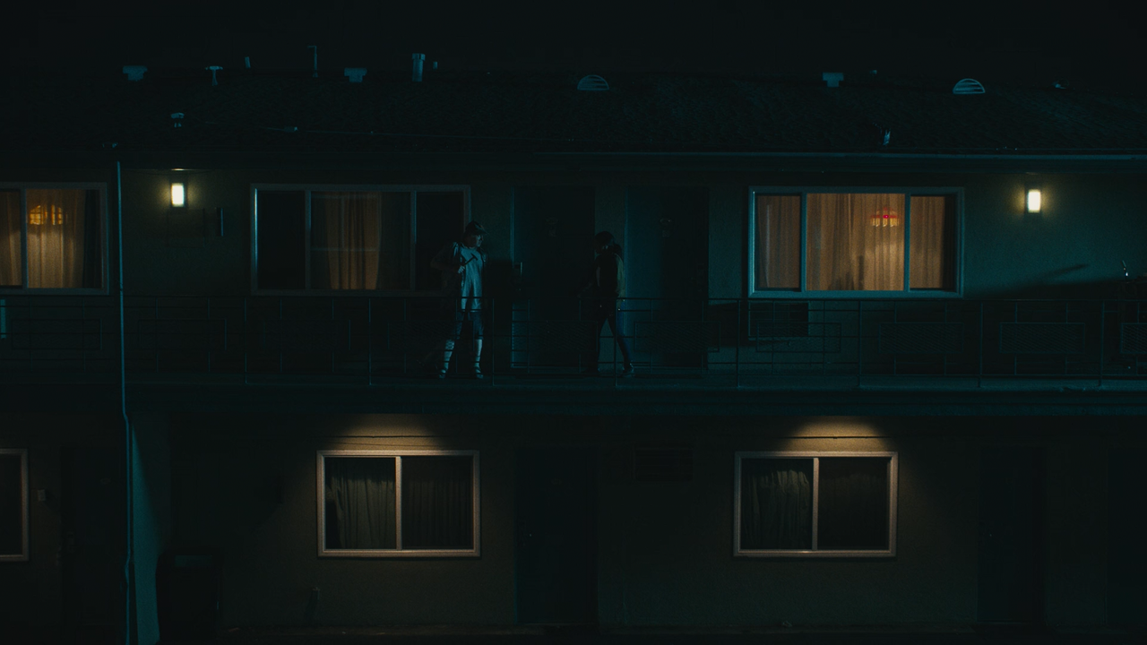 Homecoming (4K UHD) S02E01 [1080p].mkv_snapshot_21.43.302