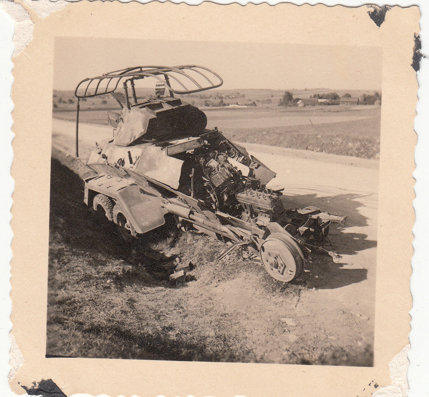 Wehrmacht zerstörter Funkwagen SPW vor Pulawy Po